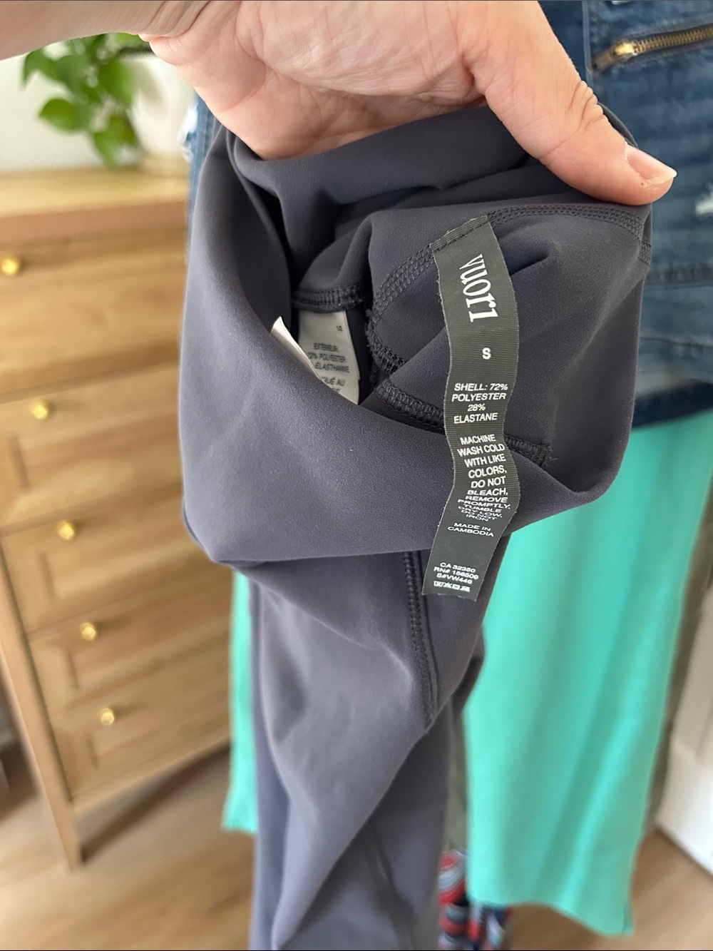 Vuori Leggings. Size small. 25” inseam. Navy. Excellent condition. - Picture 4 of 5